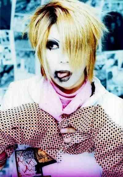 http://i1006.photobucket.com/albums/af185/ruushiibaby/the%20GazettE/gazerockreitabackthen.jpg